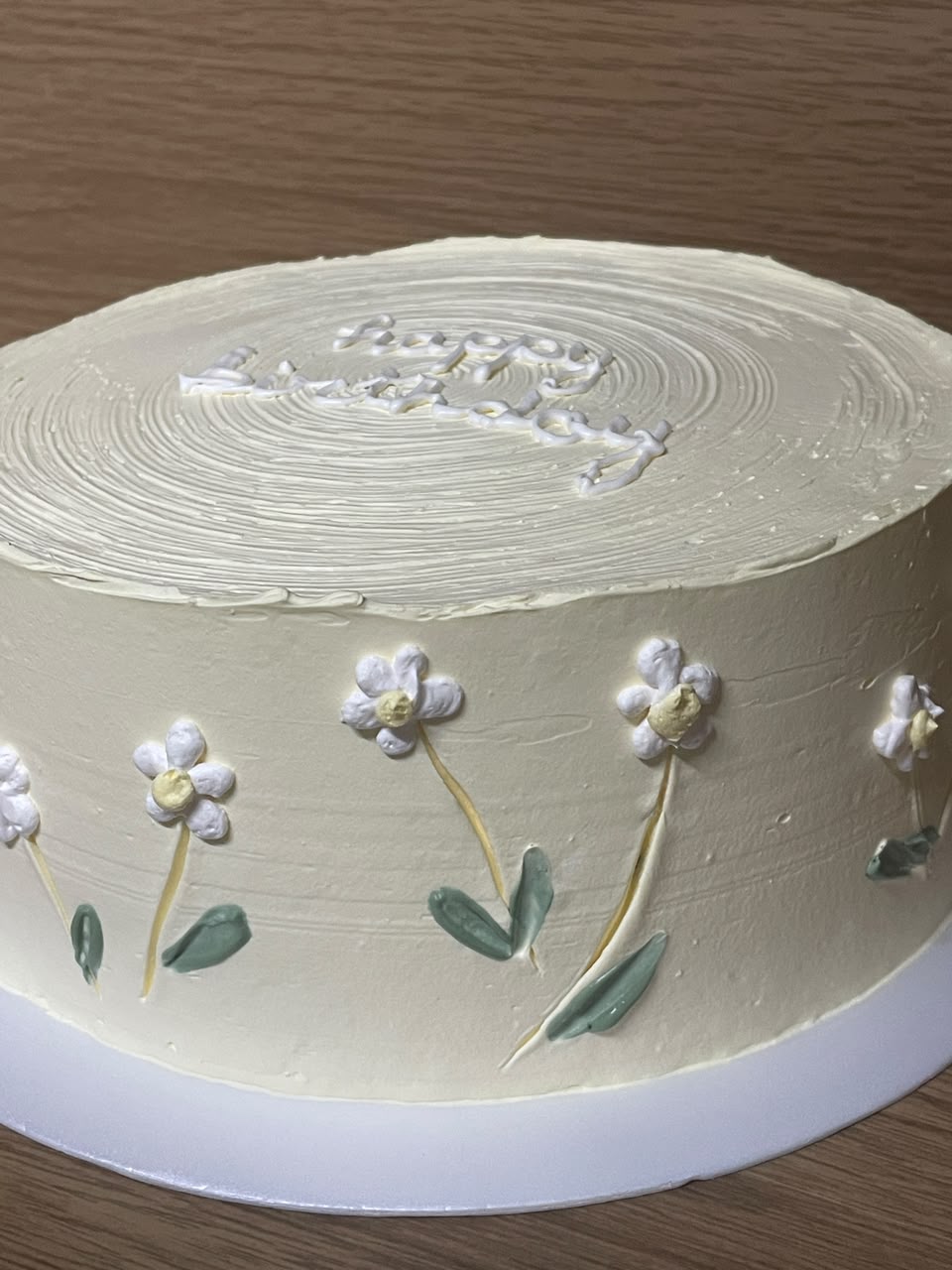 Bolo bege com margaridas em buttercream