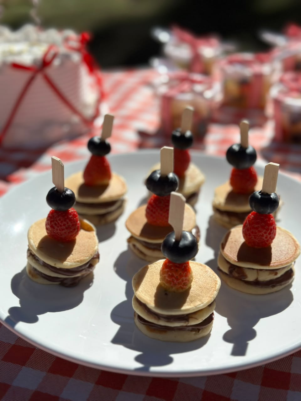 Espetinhos de mini panqueca com frutas